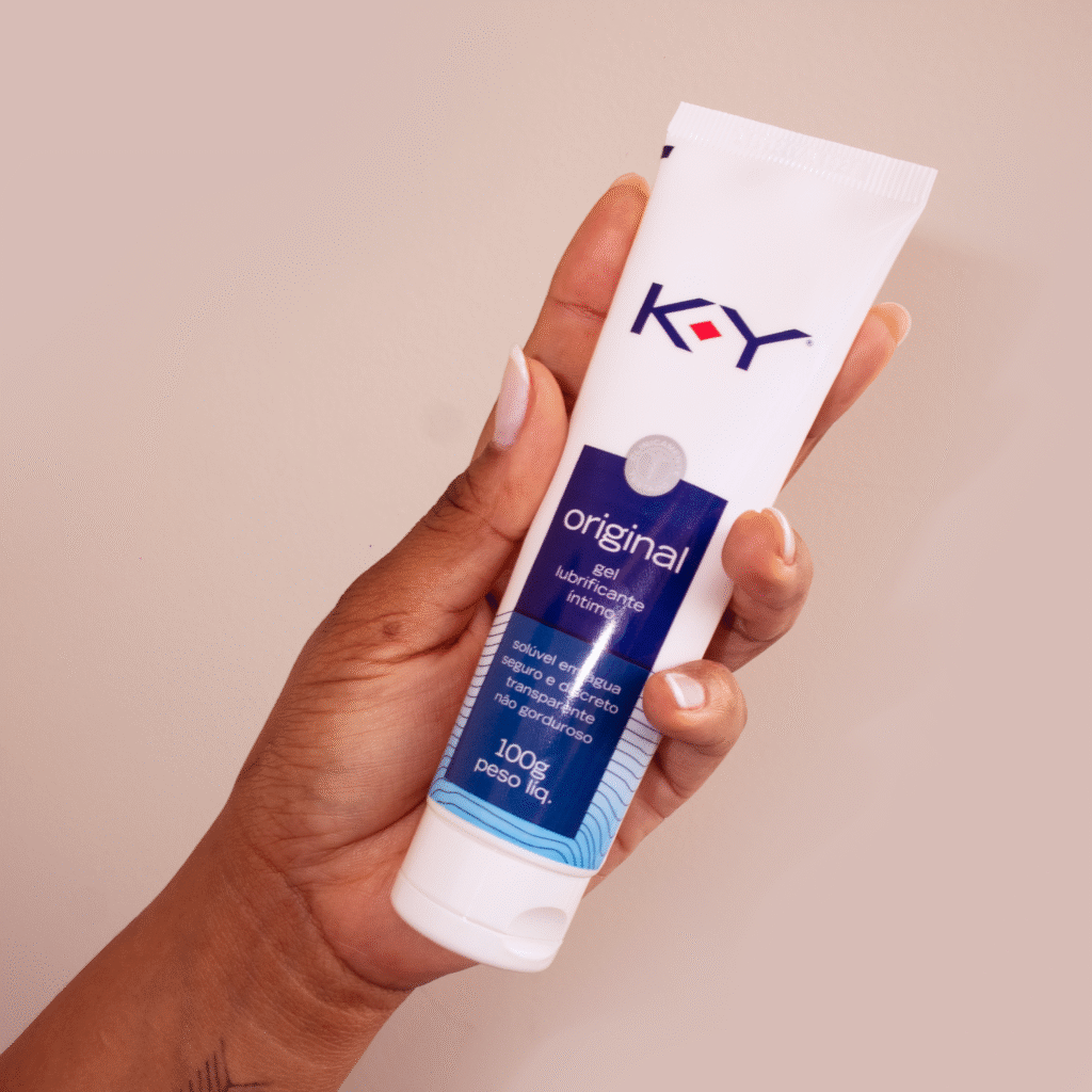 Pessoa segurando o lubrificante KY® Original, gel à base de água que ajuda na lubrificação natural e mostra na prática o que é lubrificação íntima.