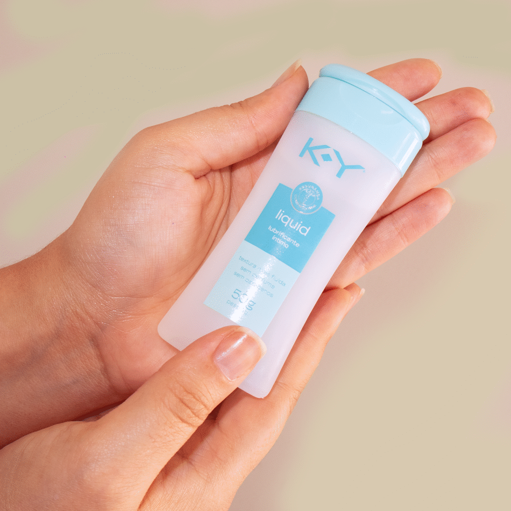Pessoa segurando o KY Liquid, lubrificante íntimo com pH vaginal, ideal para complementar o uso de hidratante íntimo na rotina de bem-estar.